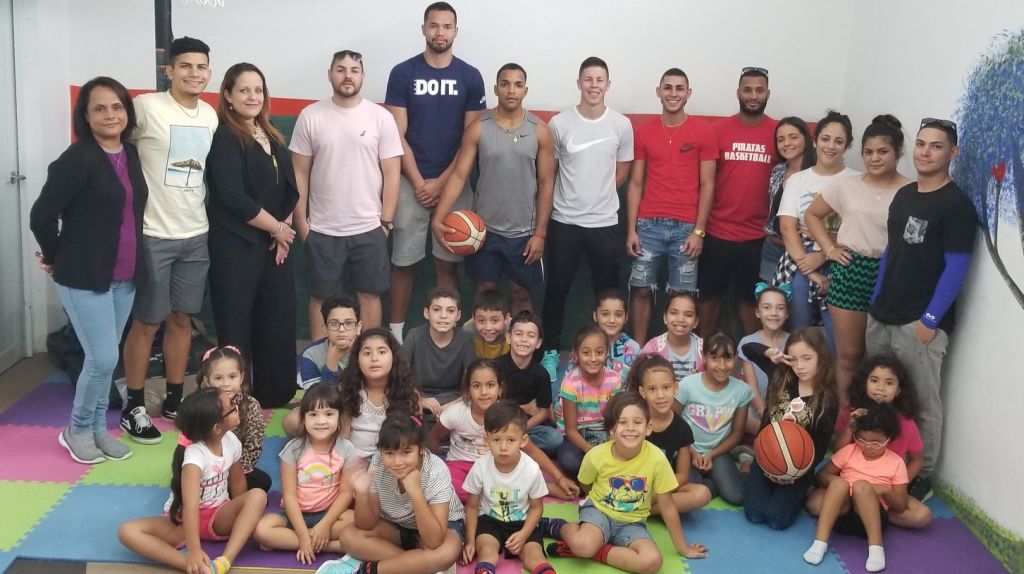  Piratas de Quebradillas del Baloncesto Superior Imparten Cl&iacute;nicas a Ni&ntilde;os en Centro Educativo de Arecibo 