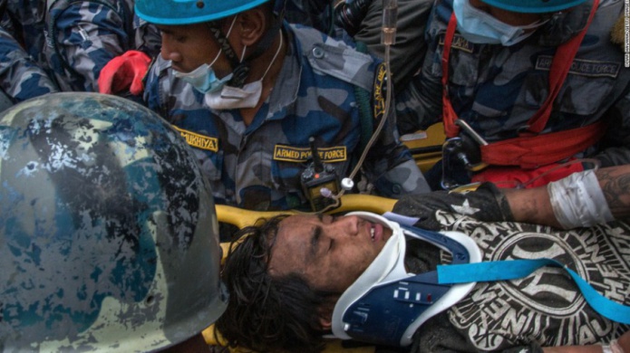 Milagroso rescate de un joven de 18 aÃ±os seis dÃ­as despuÃ©s del terremoto