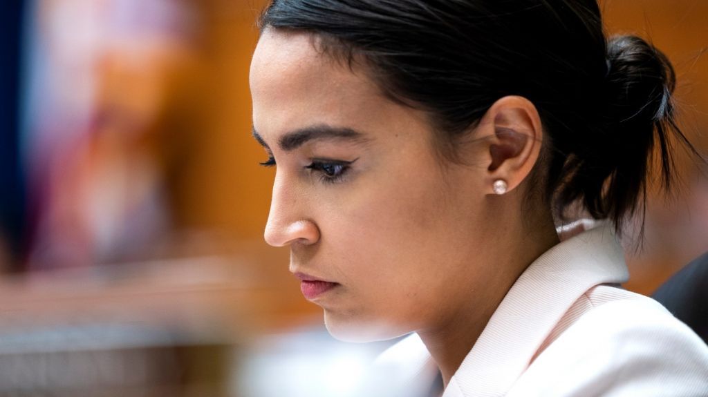  Ocasio agranda su influencia ante establishment dem&oacute;crata con victoria Cab&aacute;n 