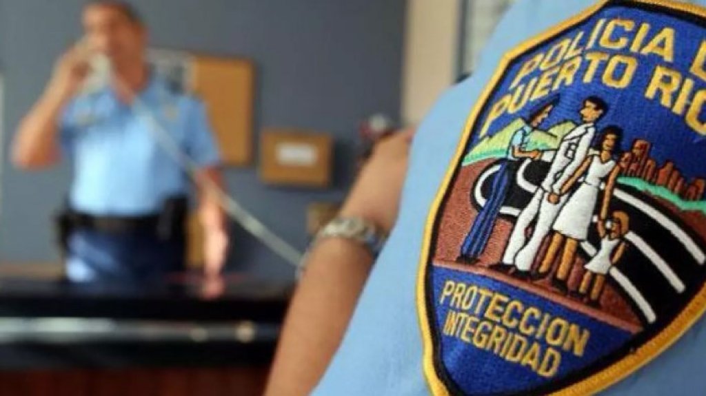  Cargan con un tractor desde residencia en Vega Alta 