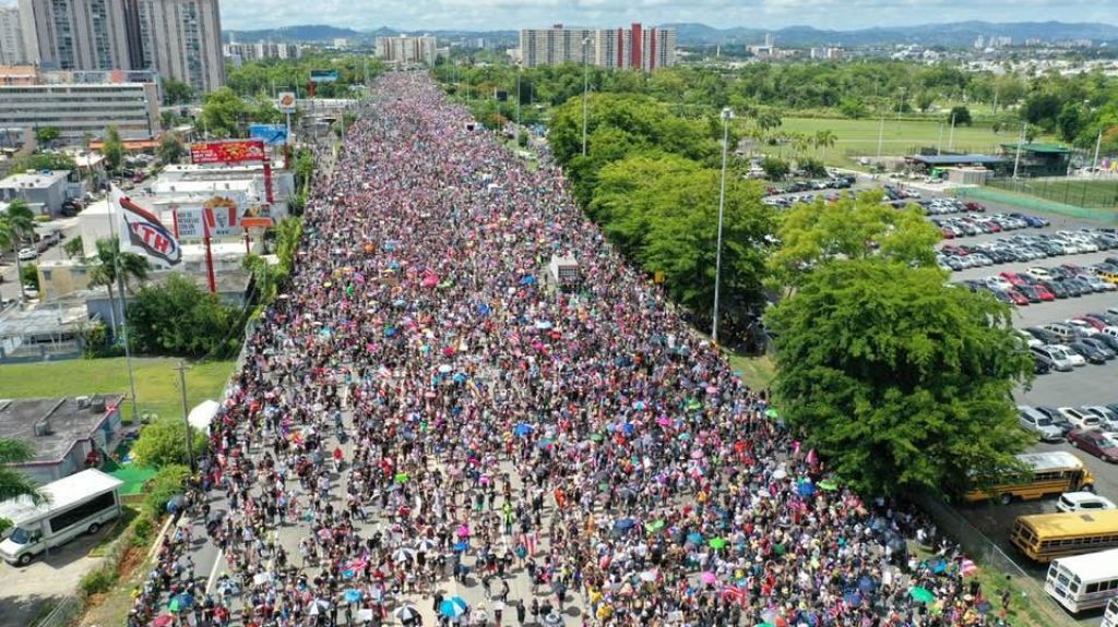  Abarrotado el expreso Las Am&eacute;ricas en marcha por renuncia de Rossell&oacute; Nevares 