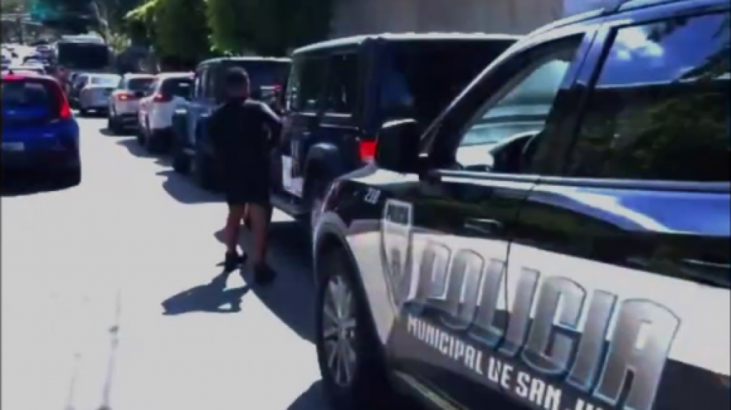  Video: Momento en que polic&iacute;as municipales arrestan turista &ldquo;Borracho&rdquo; que choc&oacute; y se dio a la huida 