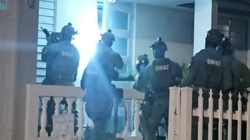  Video: Momento en que la policía arresta a hombre con arma y drogas en Corozal 