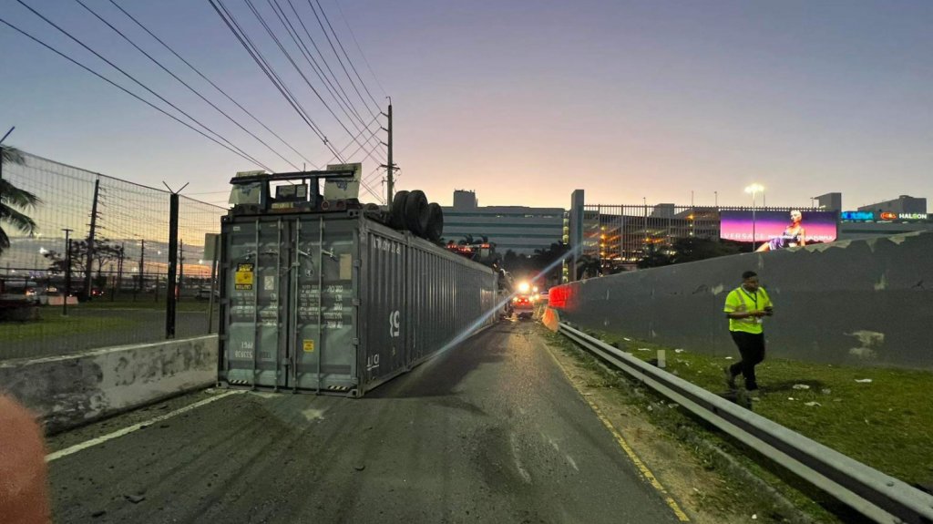  Video: Accidente con cami&oacute;n volcado frente a la c&aacute;rcel federal en Guaynabo 
