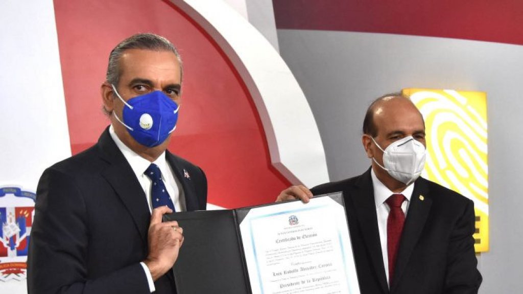  Junta Electoral entrega los certificados de elecciones al presidente electo Luis Abinader y a la vicepresidenta Raquel Peña 