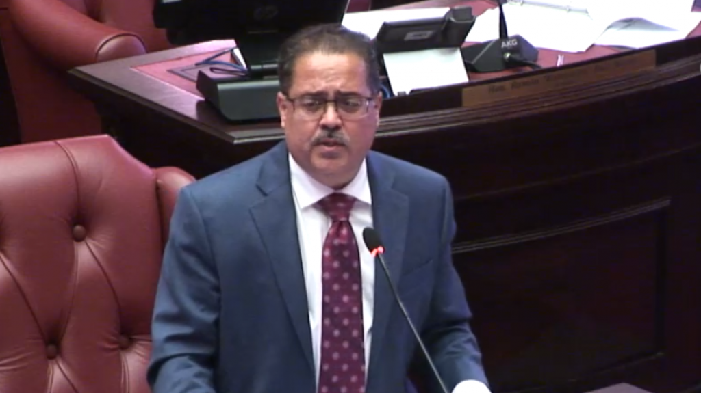  Presidente del Senado devuelve informe aprobado del proyecto cameral de salario m&iacute;nimo a comisi&oacute;n legislativa 