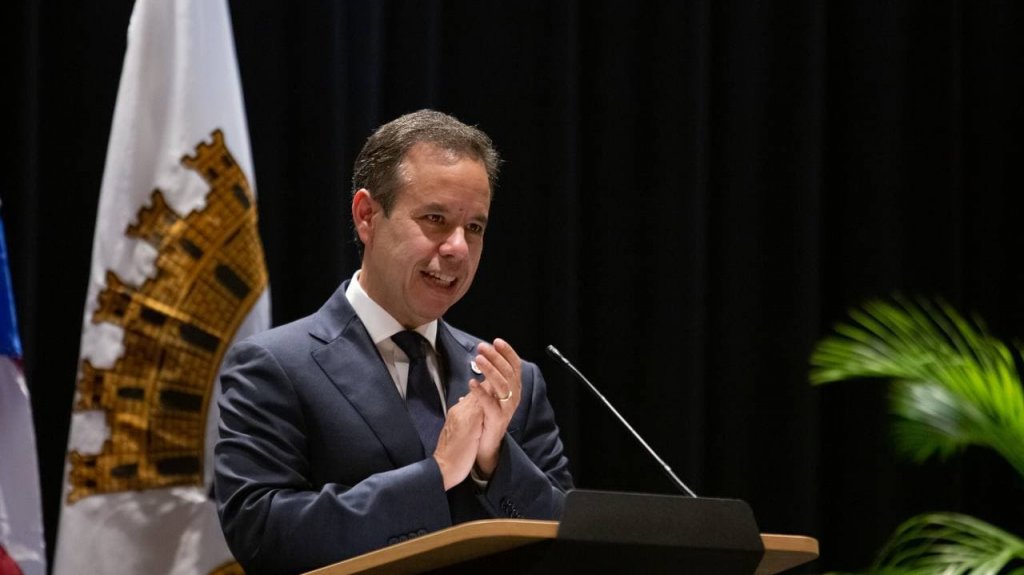  Alcalde de San Juan entrega vales para viviendas 