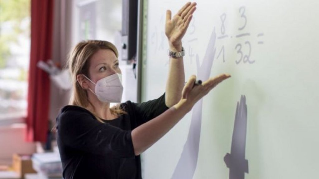  El martes comienzan a vacunarse los maestros y personal DE 