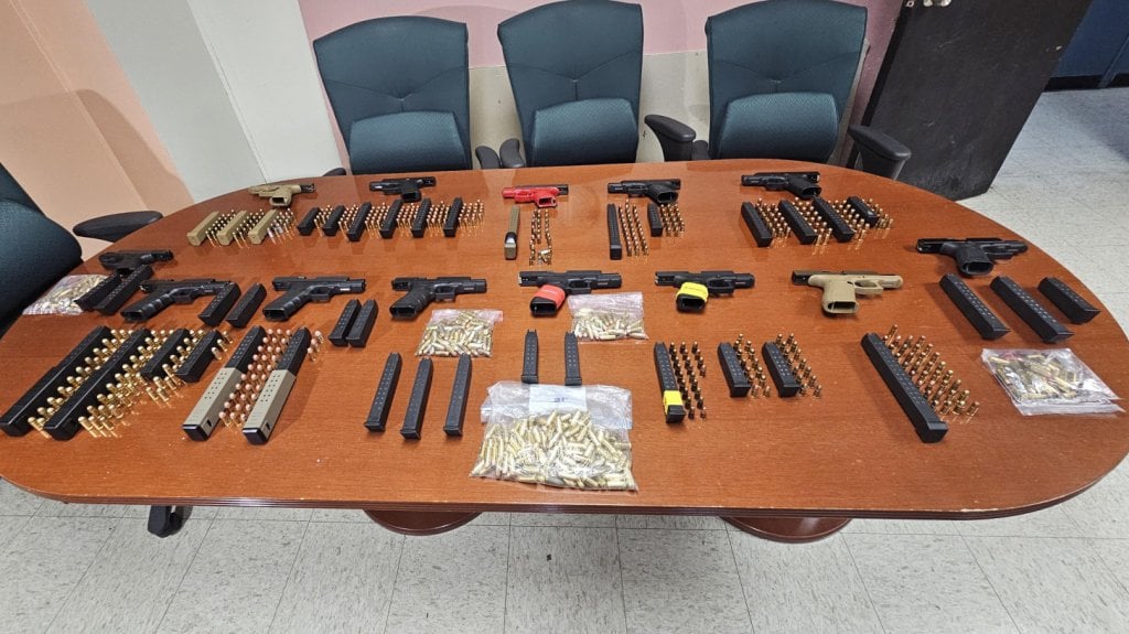  Video: Ocupan armas automáticas durante intervención en negocio de Santurce 