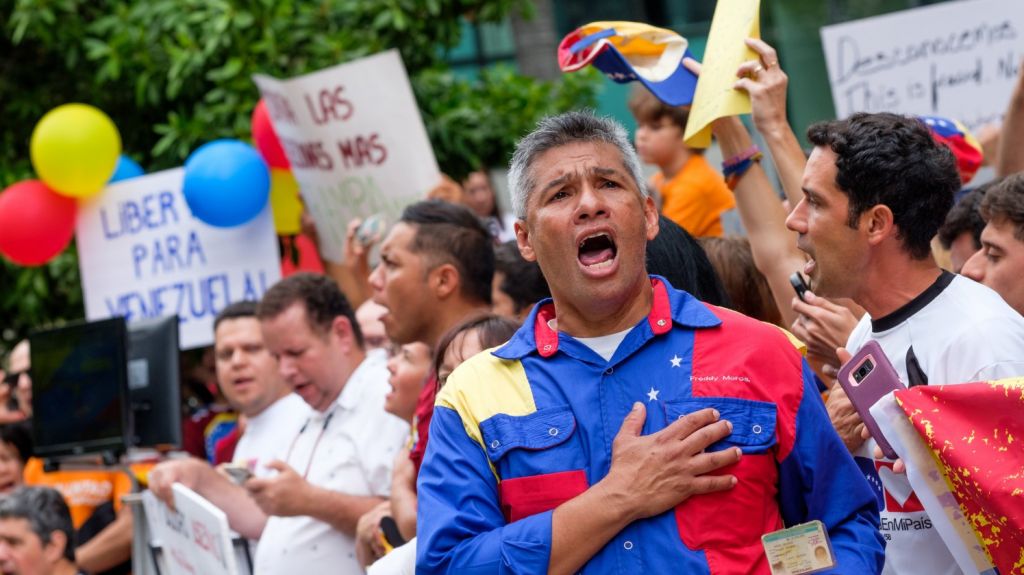  Centenares de manifestantes protestan bajo el consulado venezolano en Miami 