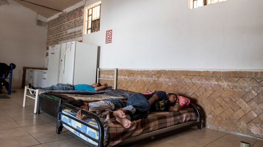  EEUU habilita casi 8.000 camas adicionales para acoger a menores migrantes 