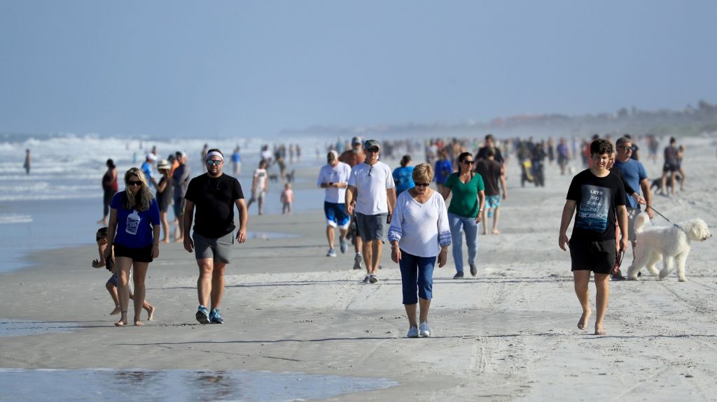  Las playas llenas y el COVID-19 en aumento en la reapertura de Florida 