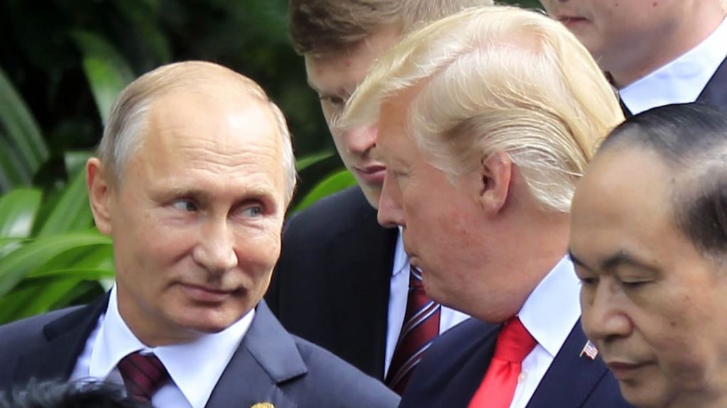 Trump dice creerle a Putin que Rusia no intervino en elecciones presidenciales