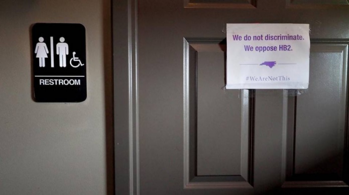 Un juez federal bloquea la ley de baÃ±os transgÃ©nero de Obama