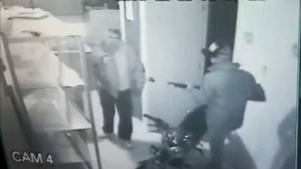  Video:&nbsp;Lo rega&ntilde;aron por llegar borracho al trabajo y mat&oacute; a su supervisor con una escopeta 