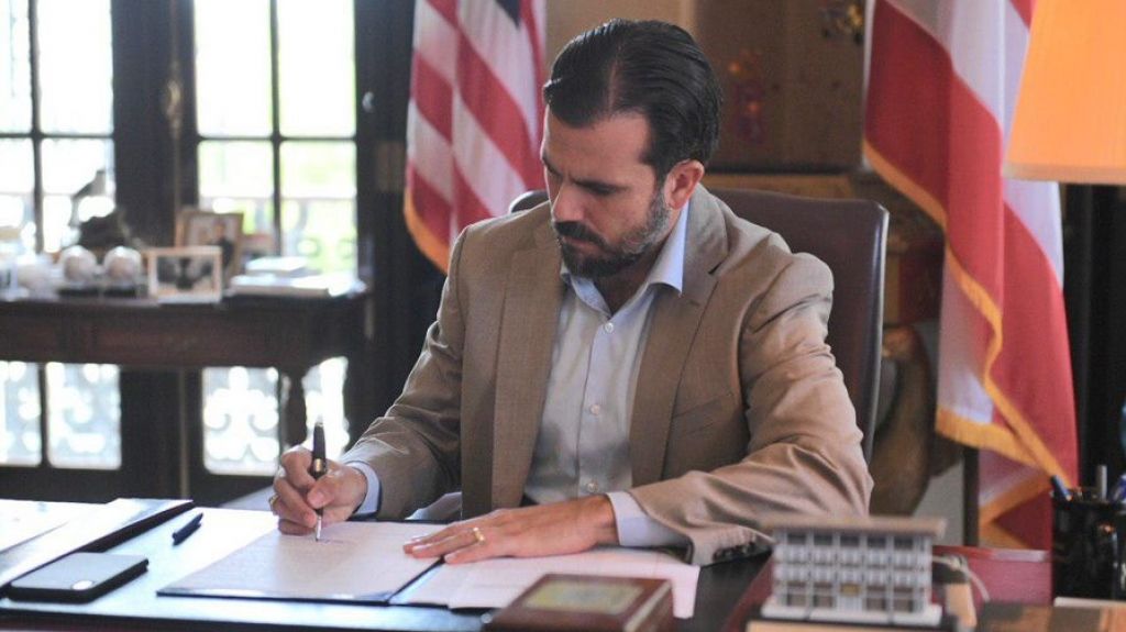  Gobernador firma orden ejecutiva para crear registro de cabilderos y establecer c&oacute;digo de transparencia para jefes de agencia 