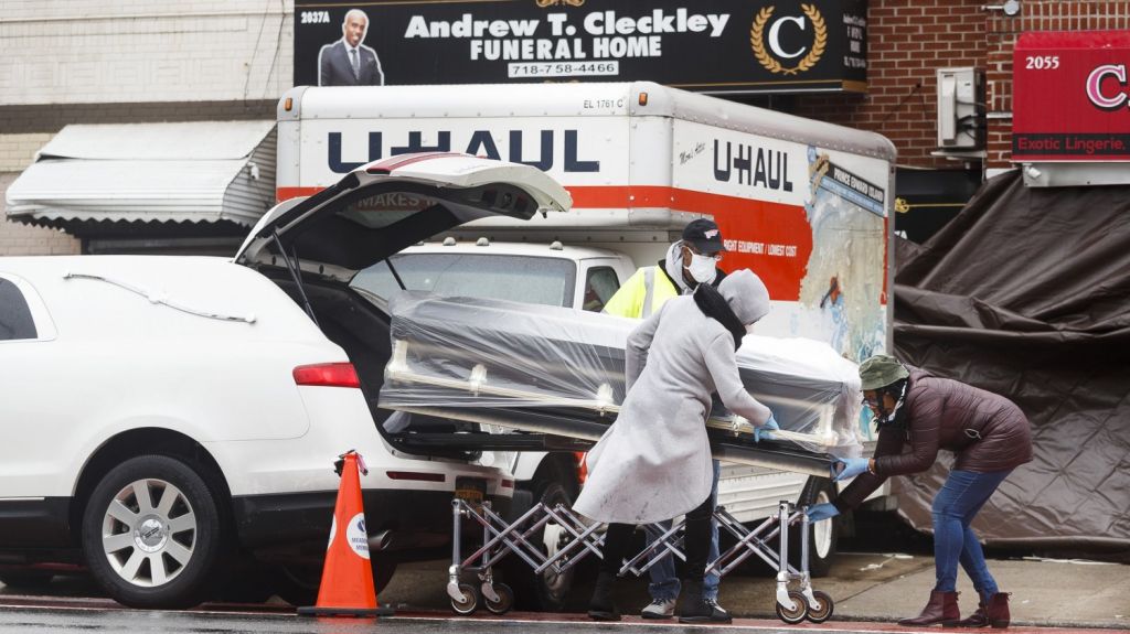  Demandadas 3 funerarias de Nueva York por el hallazgo de cuerpos en camiones 