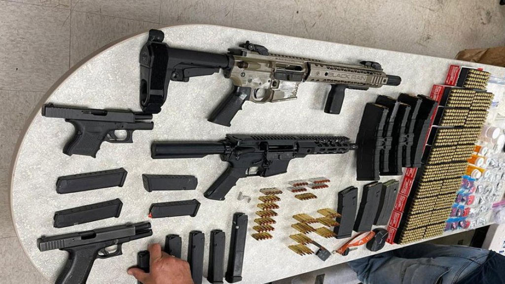  Video: Polic&iacute;a ocupa gran cantidad de armas, droga y municiones en residencial de Barceloneta 