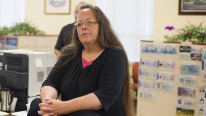 A la cÃ¡rcel secretaria de Kentucky que negÃ³ licencias de matrimonio a parejas gay
