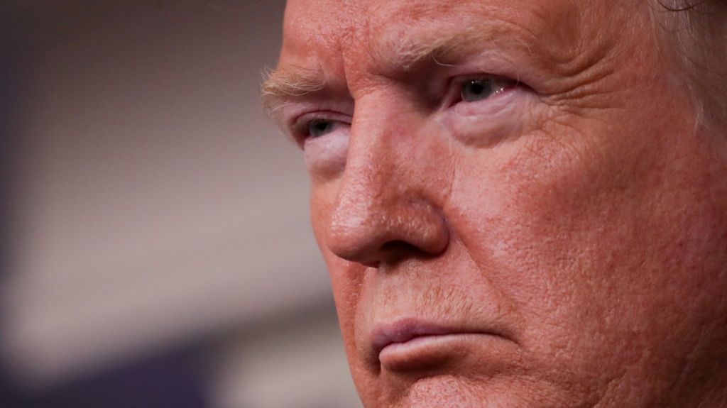  Trump promulga la ley de alivio econ&oacute;mico por el coronavirus 