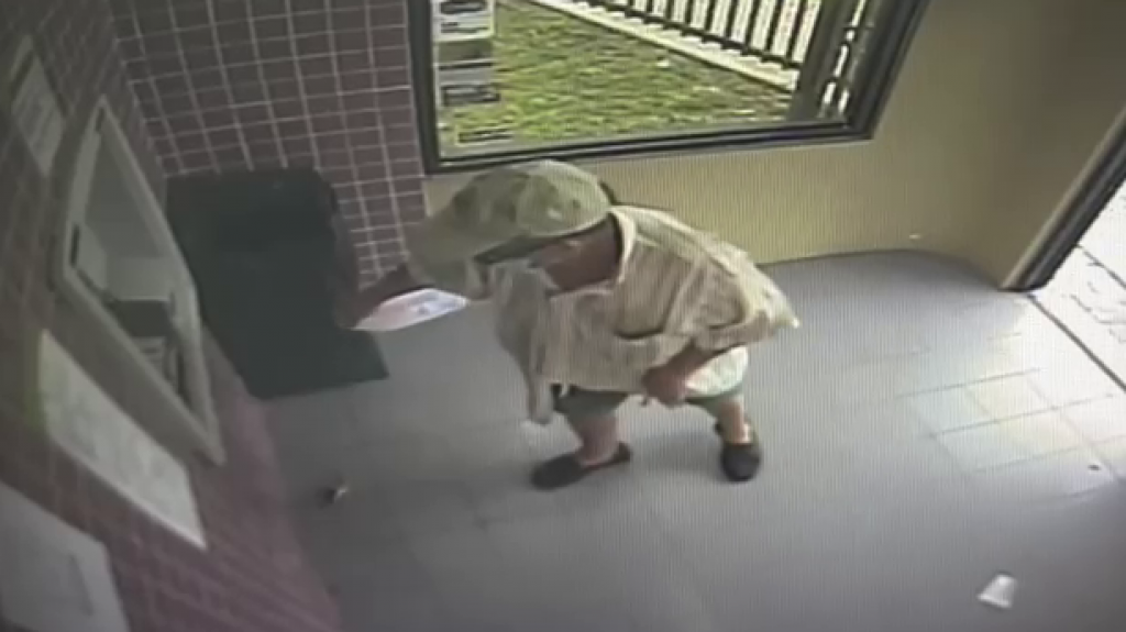  VIDEO: Momento en que &ldquo;caco&rdquo; se prende fuego mientras incendiaba cajero en Yabucoa 