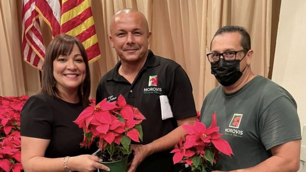  Entrega alcaldesa Maldonado Gonz&aacute;lez el bono navide&ntilde;o a servidores p&uacute;blicos municipales 