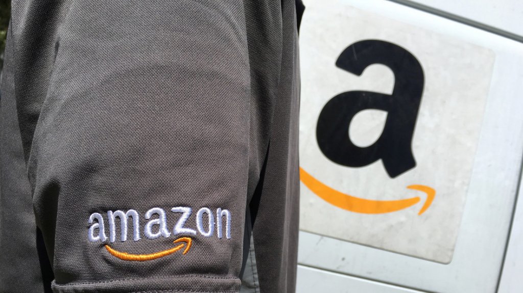  VIDEO: Un repartidor de Amazon intenta espantar un insecto y lanza accidentalmente un paquete al techo de una casa 