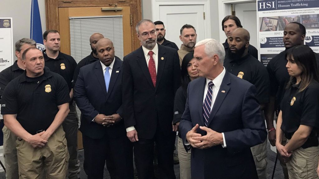  Pence, "alentado" por protestas en Venezuela, promete apoyo duradero a Guaid&oacute; 