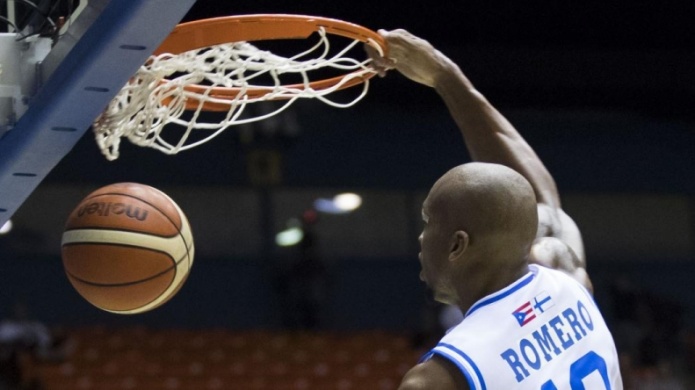 Cubano Romero guÃ­a al triunfo a los Vaqueros sobre los Caciques
