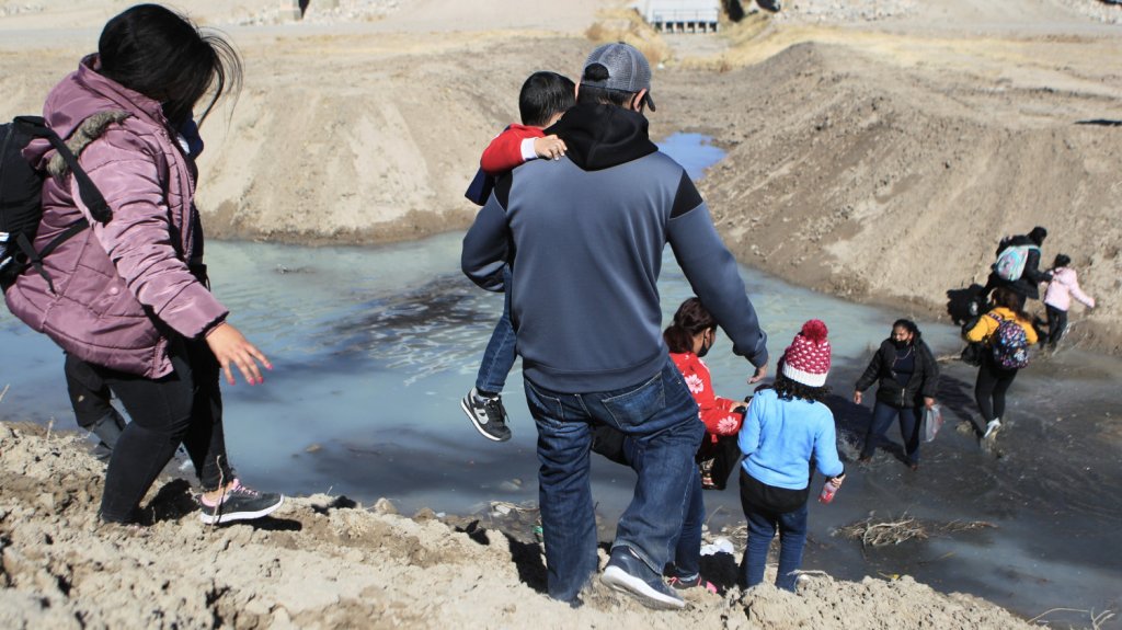  Gobierno afirma que acabar&aacute; con detenciones prolongadas de familias migrantes 