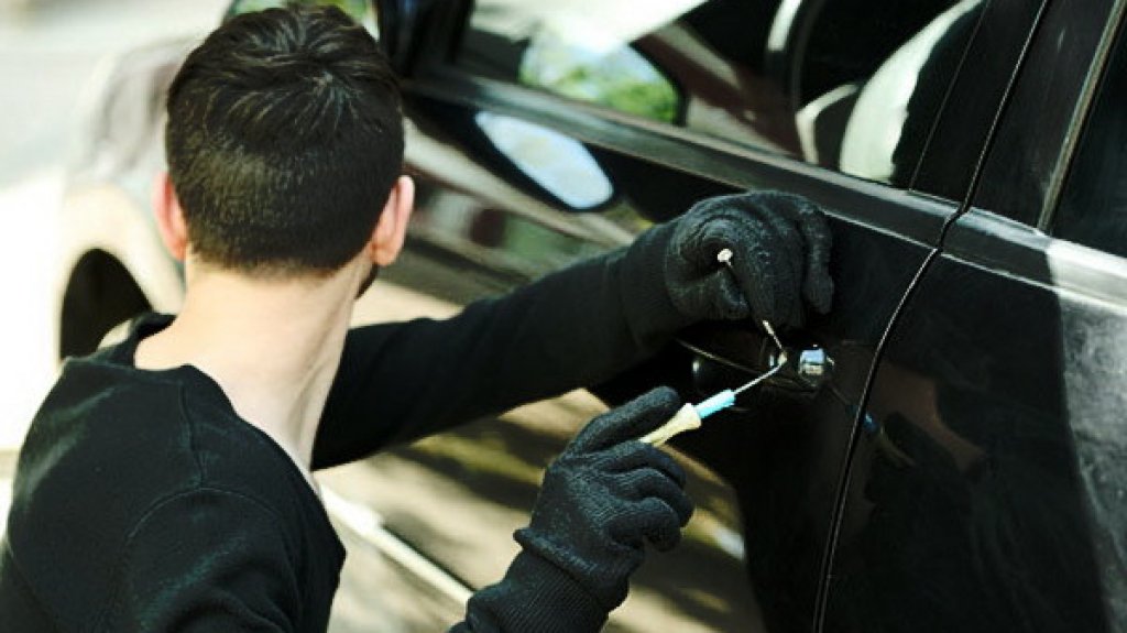  Le roban $8,000 en efectivo del interior del auto 