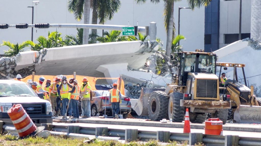  Universidad de Miami reanuda clases tras el derrumbe de un puente peatonal 