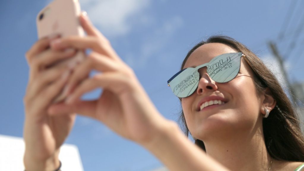 Artista crea con ciegos mural invisible que solo invidentes pueden ver