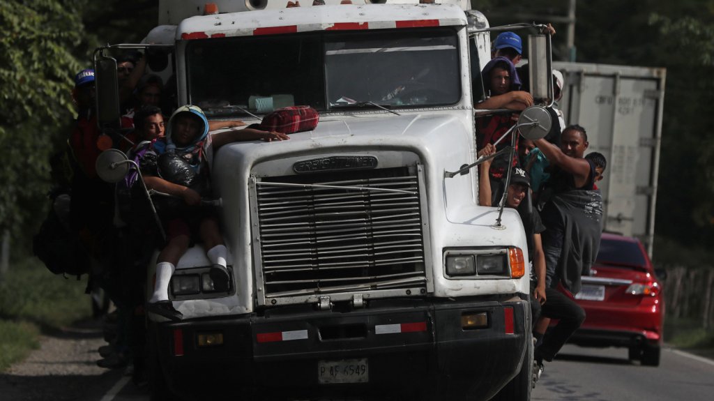  Conductor de cami&oacute;n donde iban decenas de migrantes encara cargos federales 