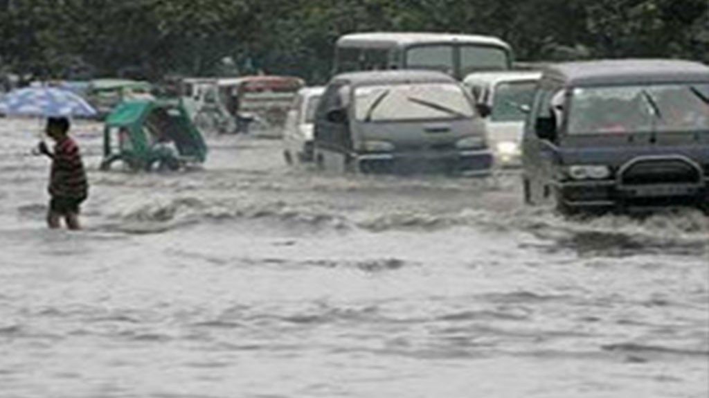  Video: Motoristas reparten ayuda a los afectados por las inundaciones en Manila 