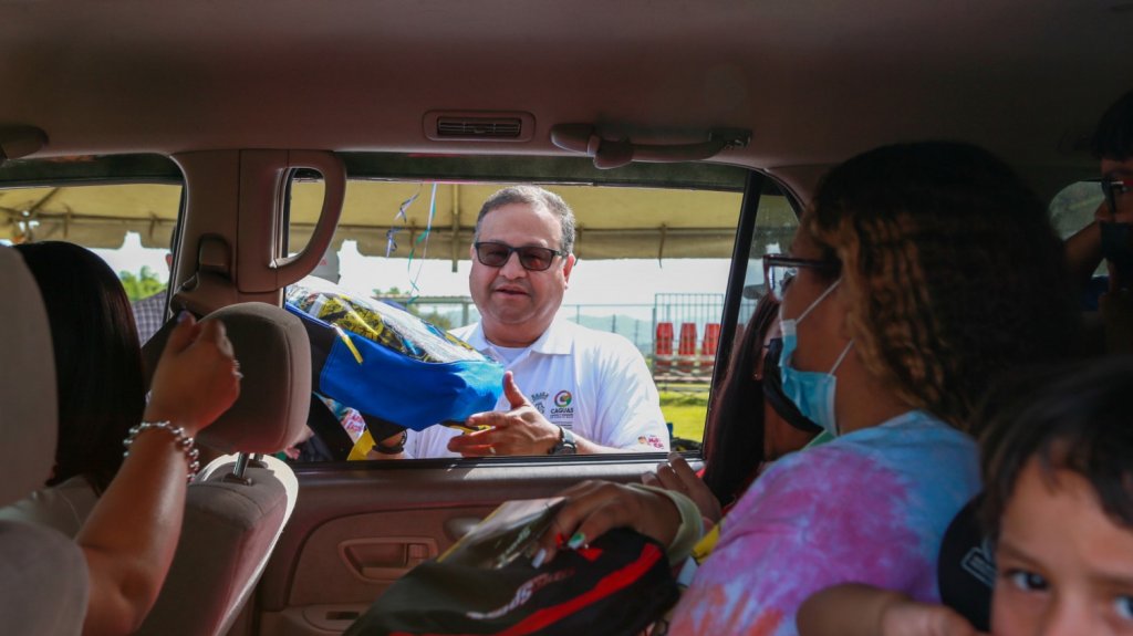  Entrega alcalde de Caguas 1,500 mochilas con efectos escolares a alumnos de escuela elemental, intermedia y superior 