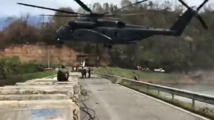 Video: El Navy activa un helicÃ³ptero mh-53 para lanzar barreras de concreto en represa Guajataca 