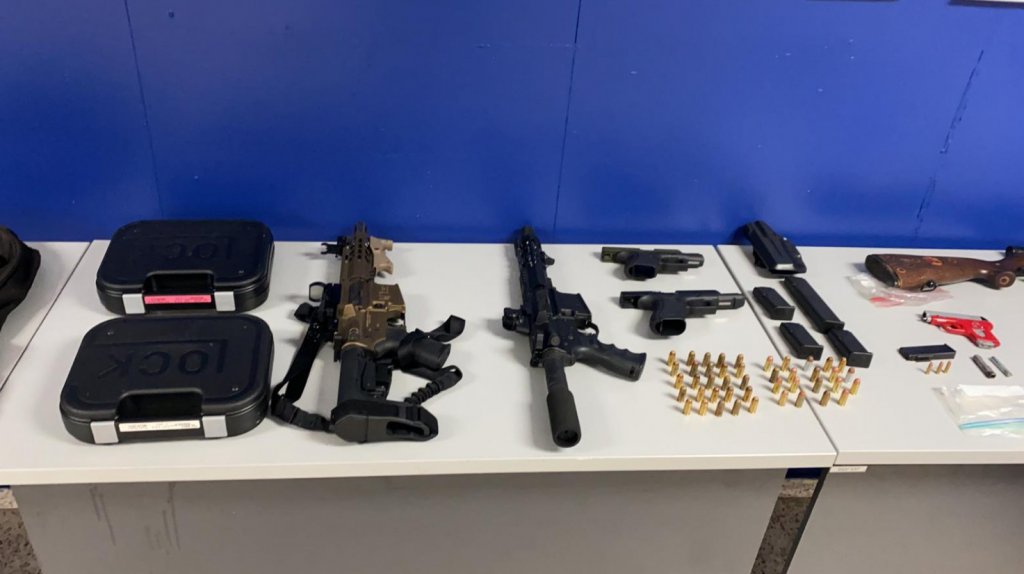  Fotos: 13 arrestados por drogas y armas durante allanamientos en la zona metro 