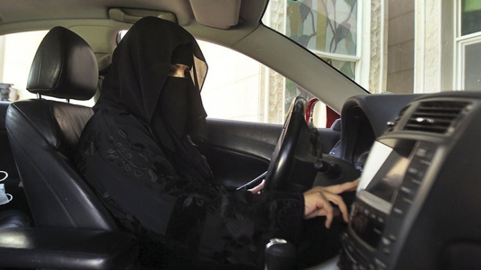 El rey saudita emite un decreto para que las mujeres puedan conducir