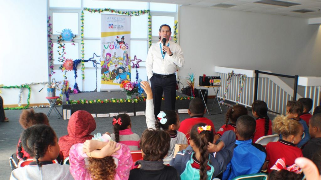  Aerostar abre las puertas del aeropuerto para alejar a los ni&ntilde;os de las drogas 