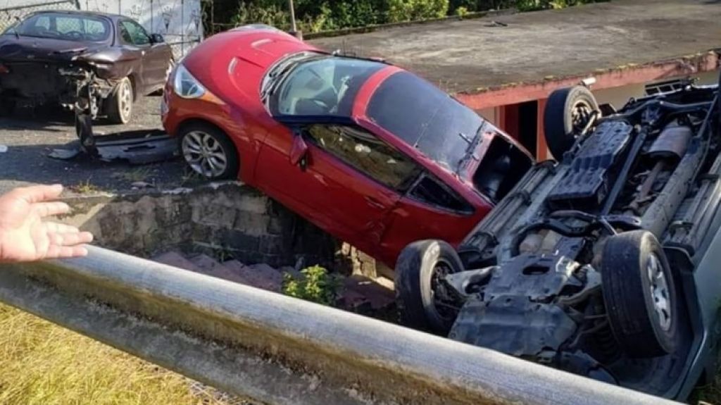  Fotos: Violento accidente de auto en Moca 