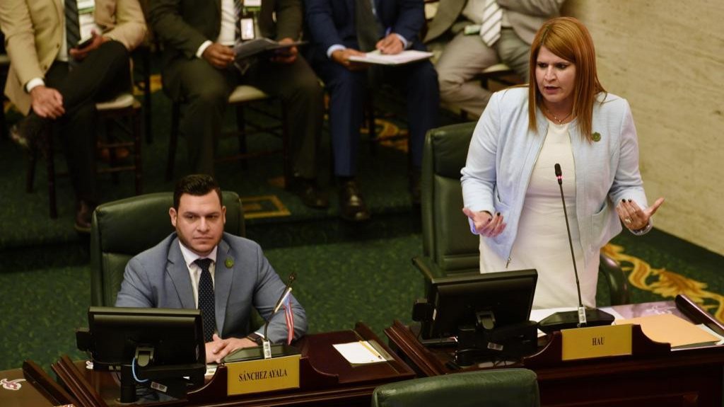  Cámara da bienvenida a la representante Gretchen Hau 