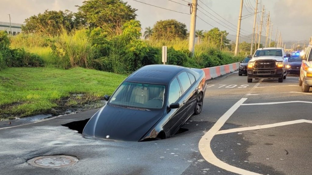  Socav&oacute;n &ldquo;se traga&rdquo; un auto en carretera de Humacao 