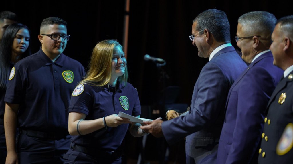 Gobierno celebra graduación de 129 nuevos bomberos 