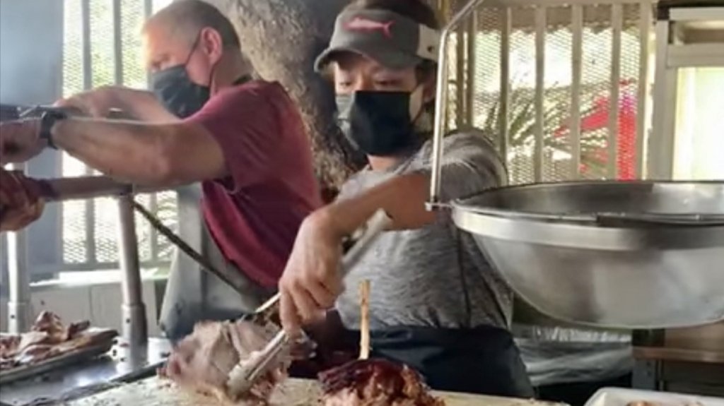  Alcaldesa de Salinas da una mano en el negocio familiar ante aumento de la clientela 