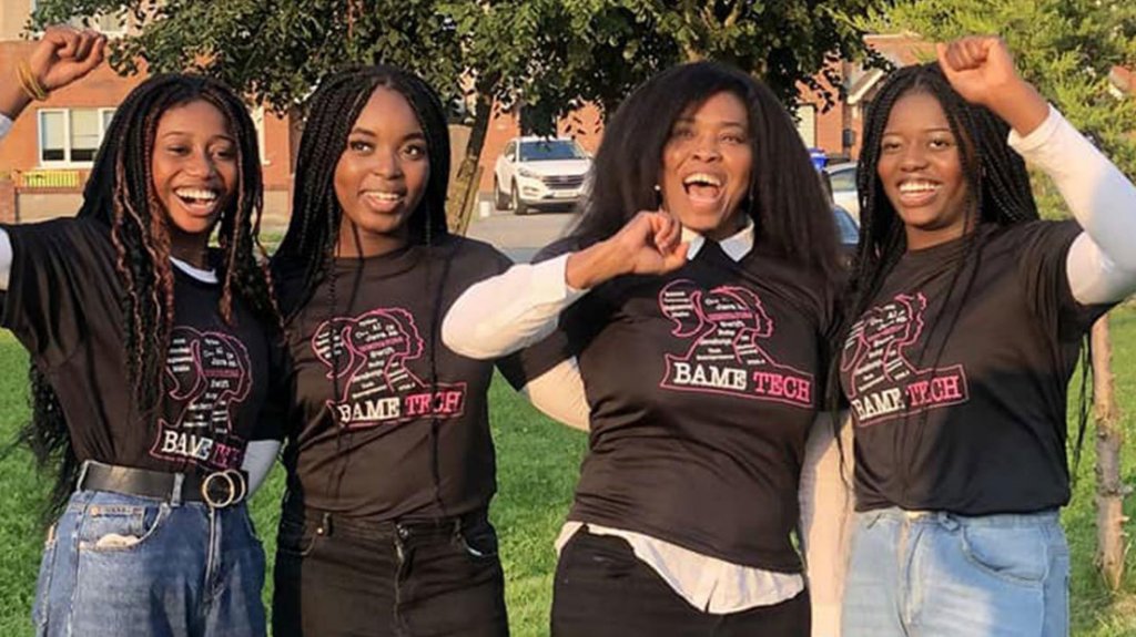  Tres adolescentes nigerianas ganan un premio por diseñar una “app“ que ayuda a los pacientes con demencia a reconocer a sus seres queridos 