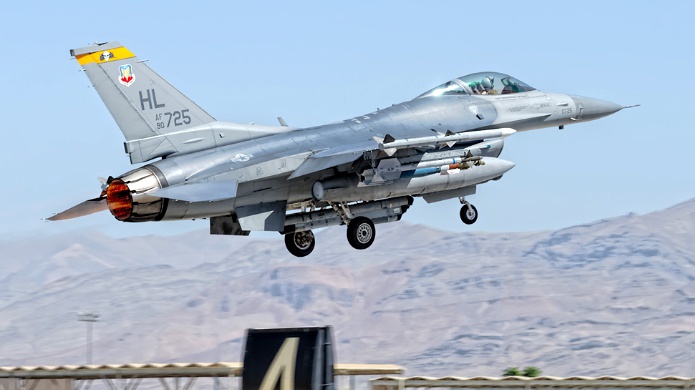 Un aviÃ³n militar F-16 Fighting Falcon se estrella en Arizona, EE.UU.
