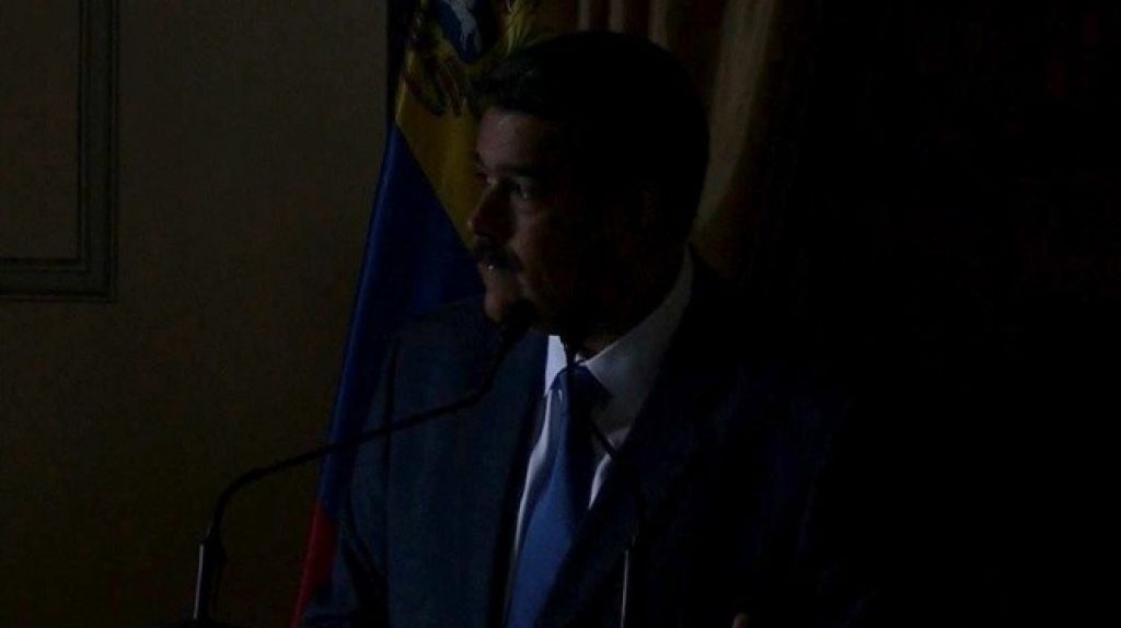  Video: Le cortan la luz a Maduro en plena conferencia de prensa 