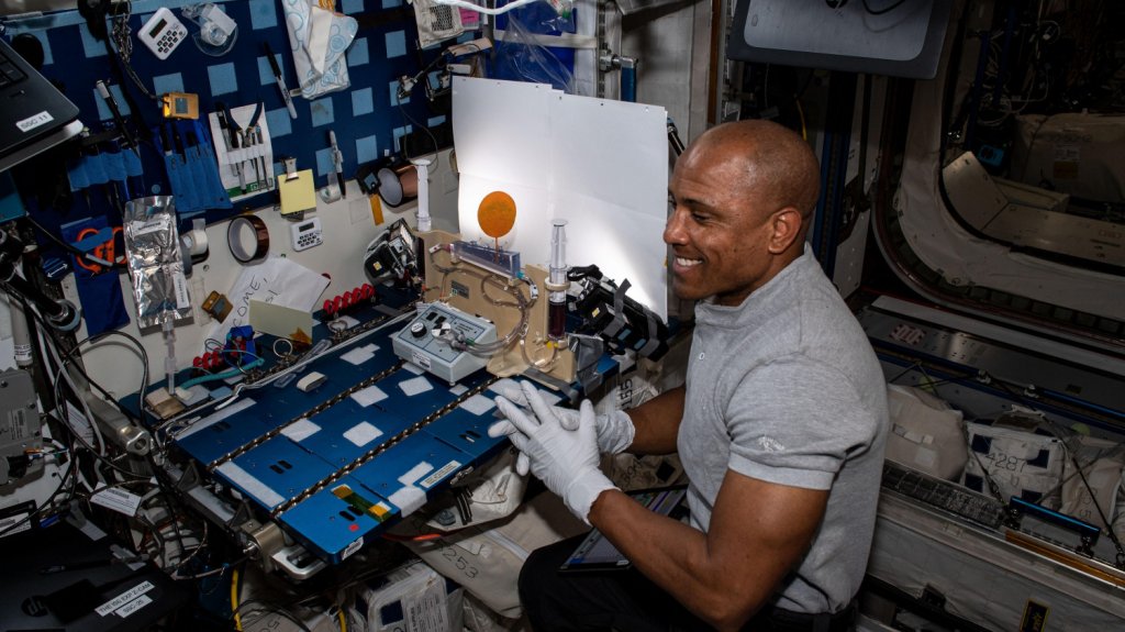  La Crew-1 se separó de la estación espacial e inició su regreso a casa 