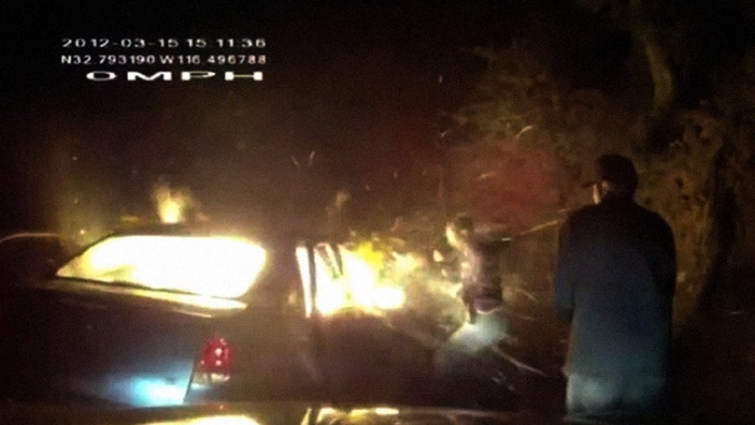 Video: Un auto explota tras recibir su conductor un disparo con Taser